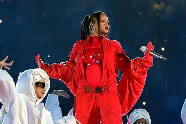 Simak Gaya Seleb Hollywood Pamer Babybump di 2023! Dari Rihanna hingga Blake Lively