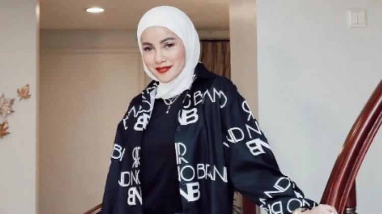 Baju Olla Ramlan saat Main Bareng Anak Dituding Kelewat Transparan: Kelihatan Nerawang