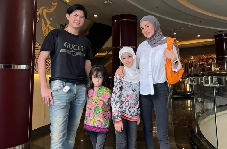 Olla Ramlan Bikin Geger Pakai Baju Transparan hingga Branya Nyeplak, Banjir Kritik: Lepas aja Hijabnya!