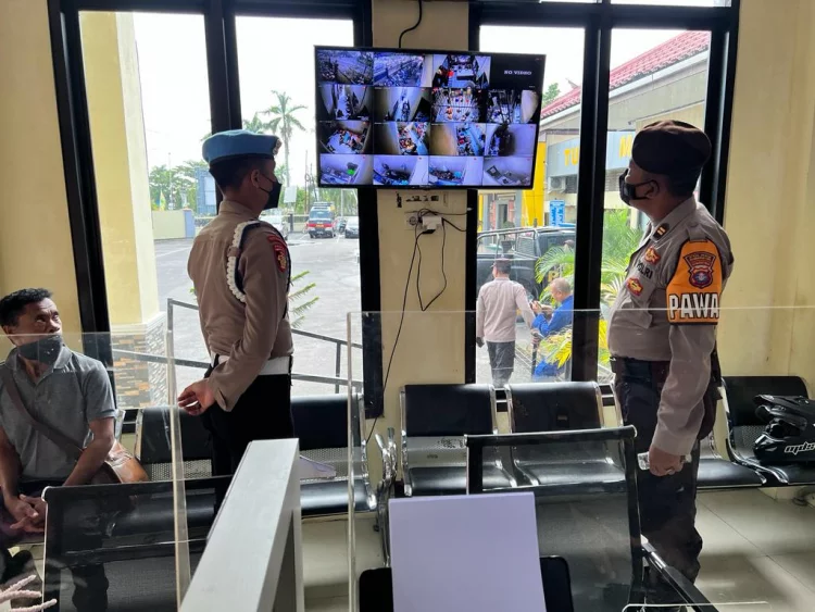 Monitoring Situasi, Perwira Pengawas Kontrol CCTV Mapolres Kotim