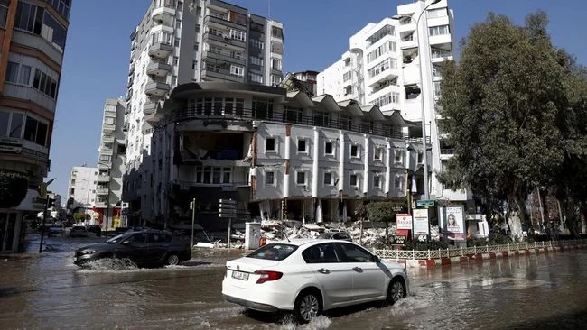 FOTO: Banjir Rob Rendam Kota Iskenderun Pasca Gempa Guncang Turki