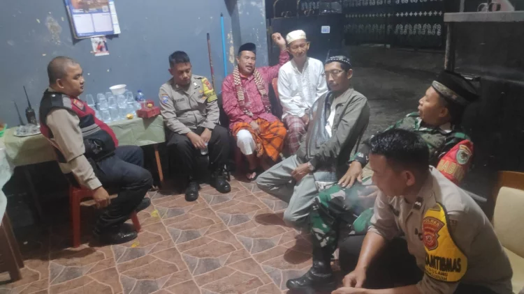 Antisipasi Gangguan, Polisi dan TNI di Sukabumi Ngariung Bareng Warga
