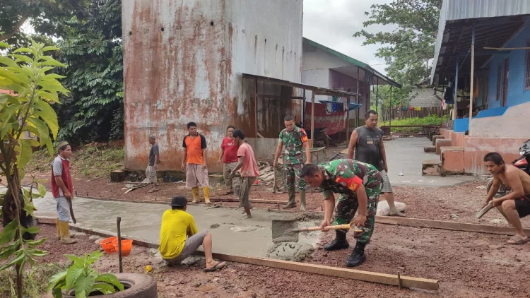 Babinsa Koramil 1015-07 Parenggean Berikan Pendampingan Program Semenisasi Jalan