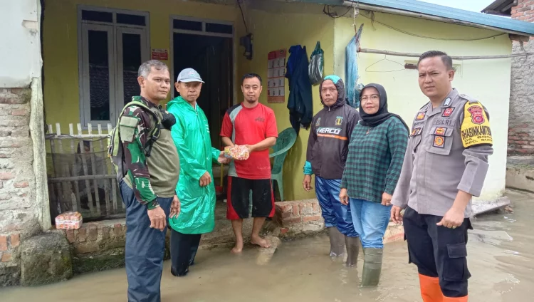 Polsek Sukra Bagikan Sembako ke Korban Banjir
