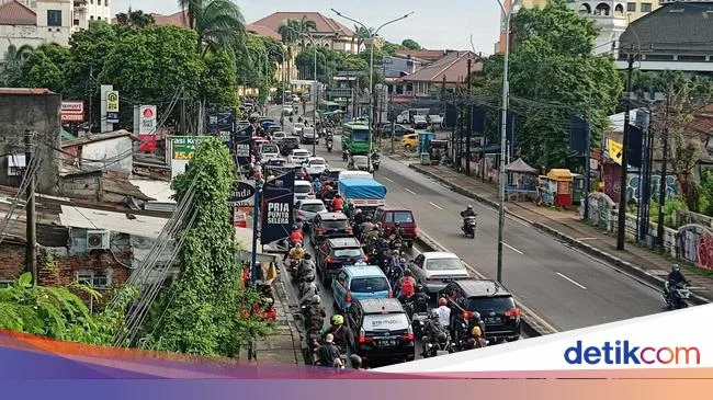 Banyak Kendaraan Putar Balik, Lalin Ciputat Arah Lebak Bulus Macet Pagi Ini