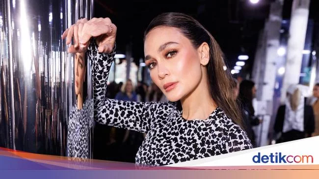 Luna Maya Hadiri Peragaan Michael Kors di NYFW, Eksis Bareng Artis Hollywood