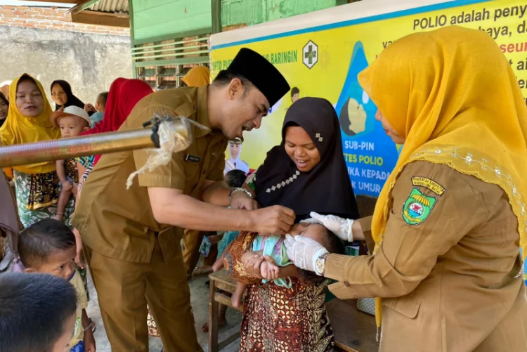 Lurah Bekerjasama Puskesmas Gunung Baringin Lakukan Pemberian Imunisasi Polio Pada Anak