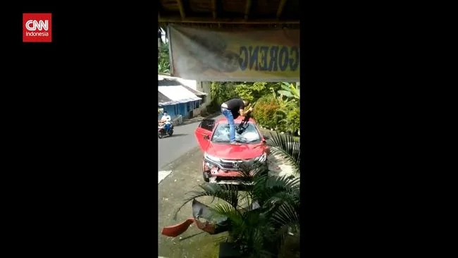 VIDEO: Polisi Hancurkan Mobil Sendiri di Kendal Positif Narkoba