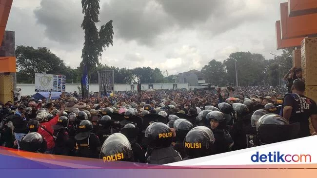 Polisi Periksa 16 Suporter Terkait Kerusuhan di Stadion Jatidiri Semarang