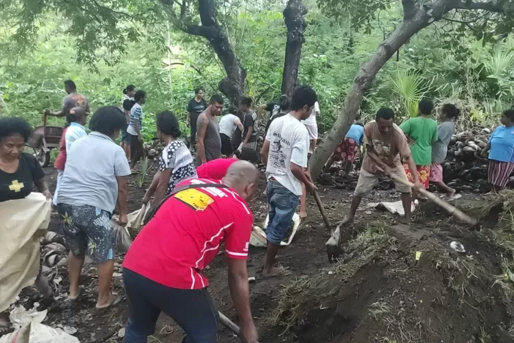 Berantas DBD, Warga Nangalimang Kerja Bhakti Bersihkan Lingkungan