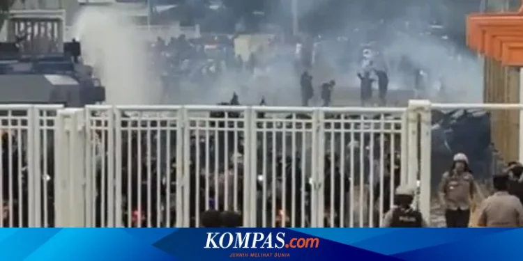 Tembakkan Gas Air Mata ke Suporter PSIS, Polisi Dinilai Tak Belajar dari Tragedi Kanjuruhan