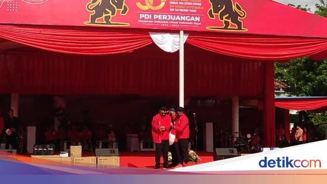 Hasto Sematkan Jaket PDIP ke Menteri Teten: Beliau juga Kader