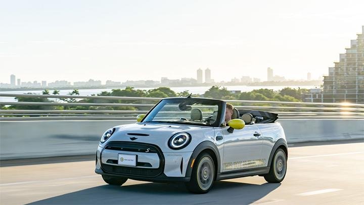 Mini Cooper SE Convertible Pakai Velg Alumunium Daur Ulang