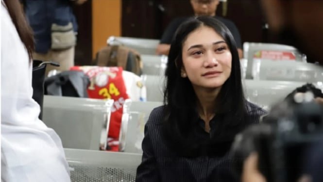 Isak Tangis Putri Cantik Hendra Kurniawan Pecah Usai Dengar Putusan Vonis 3 Tahun Penjara