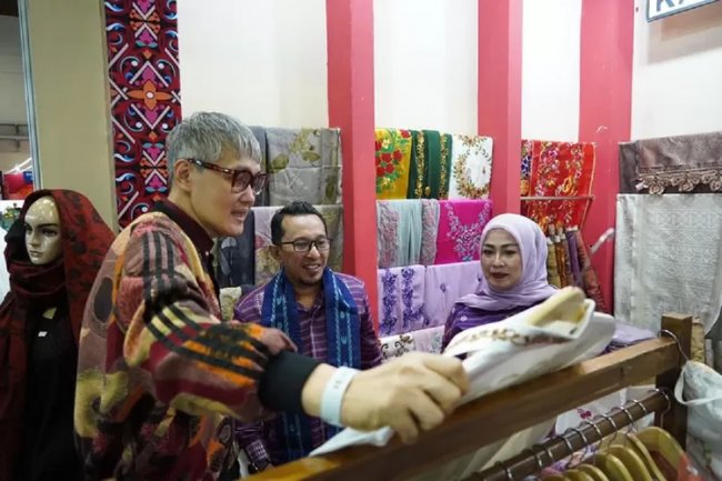 Kunjungi Stand Inacraft Tanah Datar, Bupati Eka Putra Bertemu Desainer Nasional dan Internasional