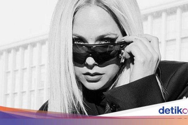 Foto: Avril Lavigne Eksis di PWF Setelah Batal Menikah, Gayanya Serba Hitam