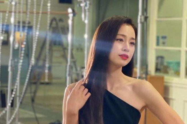 Punya Dua Anak dan Tetap Awet Muda di Usia 40-an, Simak Gaya Stylish Artis Korea Ini