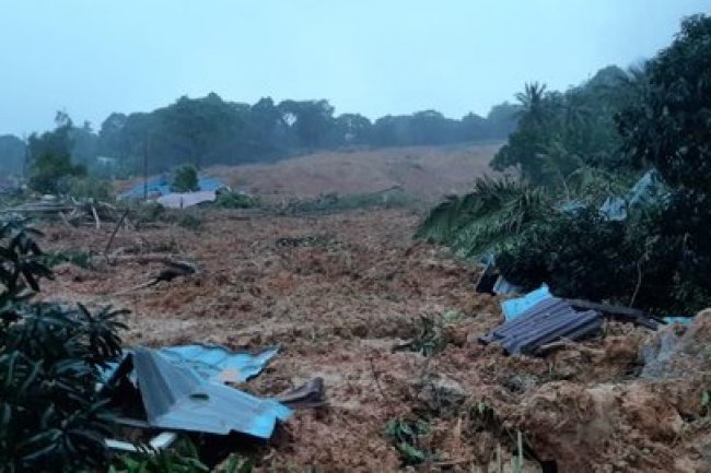 Kerahkan Pasukan, Polri Bantu Korban Longsor Timbun Kampung di Natuna Kepri