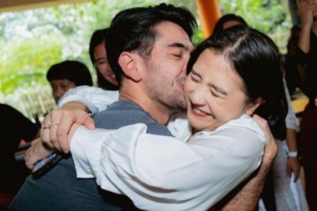 Mesra, Reza Rahadian Peluk Hangat dan Cium Prilly Latuconsina