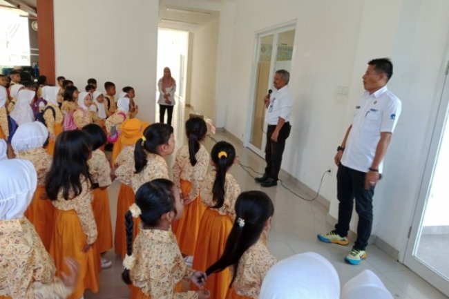 Kenalkan Teknologi Informasi, Dua TK Bhayangkari Kunjungi Radio Langkisau FM