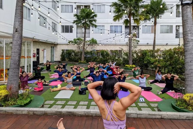 Peringati Hari Wanita Internasional, Harris Sentraland Ajak Para Wanita Yoga Bersama