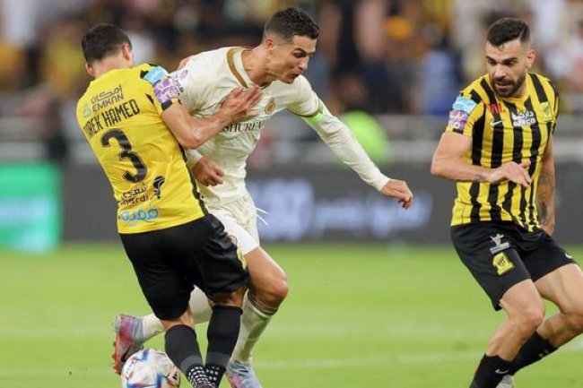 Ronaldo Ngamuk Fans Teriak 'Messi', Tendang Botol Saat Al Nassr Kalah