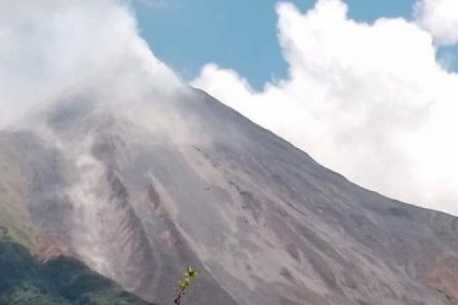Gunung Karangetang di Sulut Empat Kali Luncurkan Awan Panas Guguran sejak Erupsi