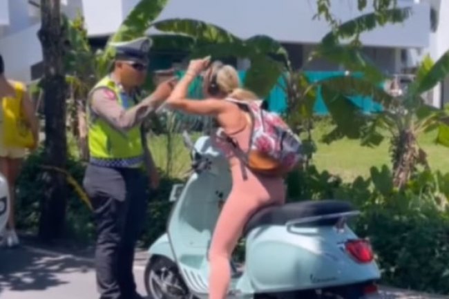 Bule Bakal Dilarang Sewa Motor di Bali, dan Viral Pengemudi Fortuner Tukar Pelat Nomor