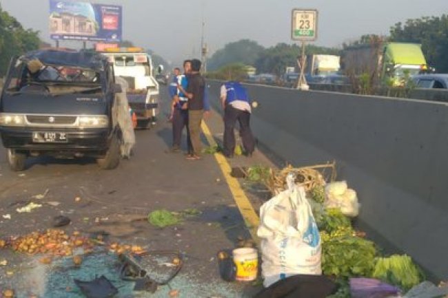 Pikap Terguling di Tol Jakarta-Tangerang, Sayur Mayur Berserakan