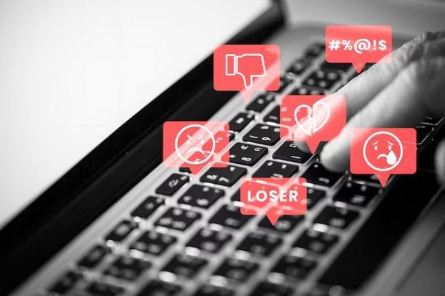 Dampak Negatif Teknologi Informasi Komunikasi (TIK), Informatika Kelas 7 SMP - Semua Halaman