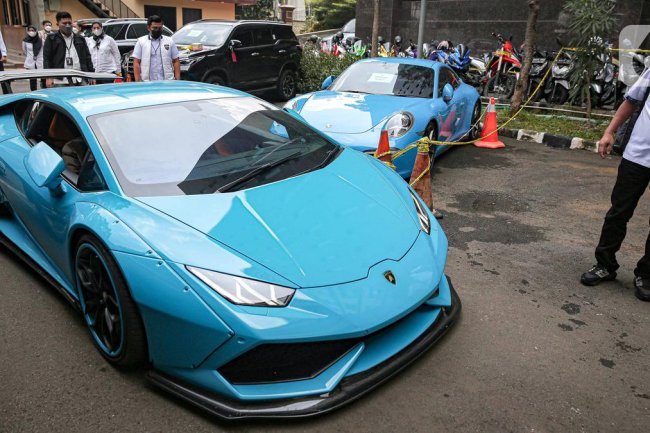 Biasa Dijadikan Lambang Kesuksesan, Mobil Mewah Ini Malah Sering Digunakan untuk Flexing