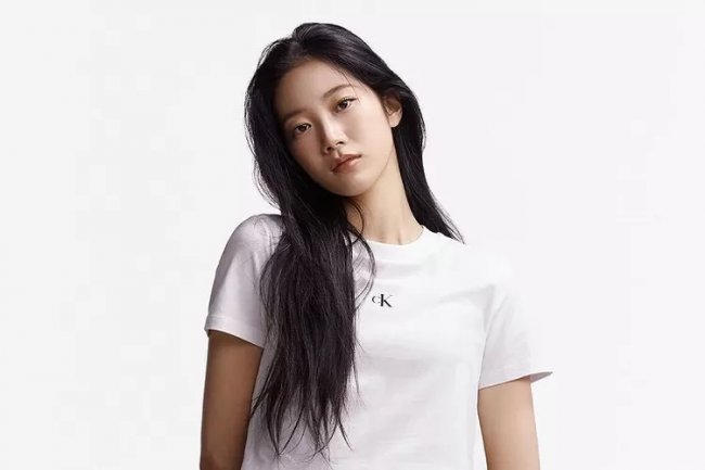 Kazuha LE SSERAFIM Ngefans Banget sama Idol Kpop Generasi 3 Ini, Posternya Ada di Rumahnya di Jepang