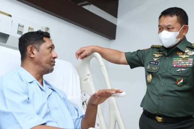 Kasad Dudung Jenguk Prajurit yang Tertembak KKB di Yahukimo