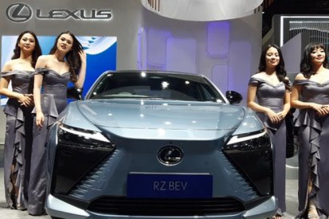 Di Balik Gemerlap Pameran Otomotif: Suka-Duka Menjadi Usher dan SPG Produk Otomotif