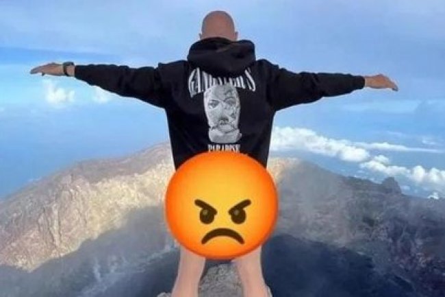 Viral Bule Rusia Lepas Celana di Puncak Gunung Agung
