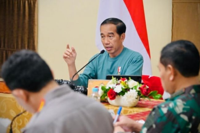 Jokowi Gelar Ratas Malam-malam di Papua, Beri Arahan Ini ke TNI-Polri