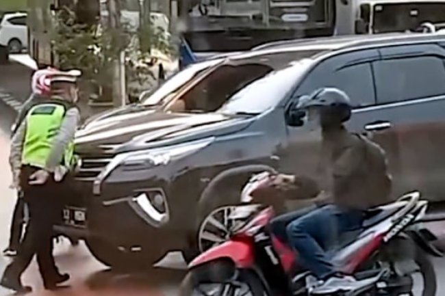 Viral Detik-detik Polisi Disundul Fortuner di Tengah Jalan