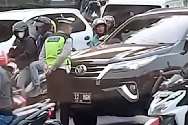 Penyebab Ratusan Bule di Bali Enggan Pakai Helm, dan Polisi Disundul Fortuner di Jalan