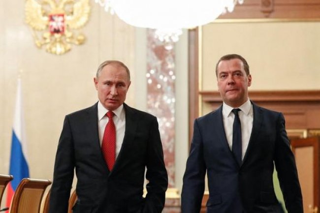 Eks Presiden Rusia Ancam ICC hingga Kapal Perang AS-China 'Ribut'