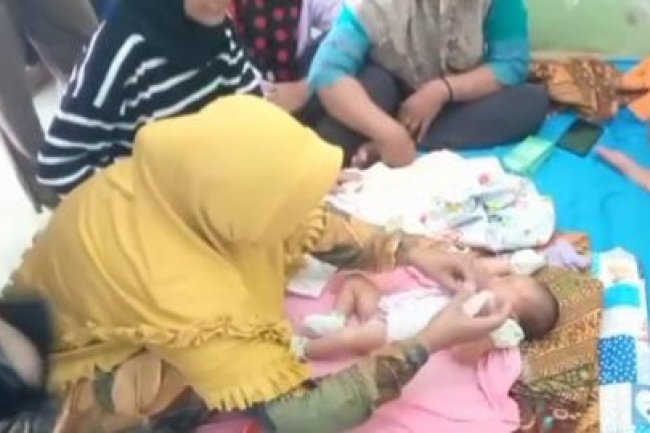 Warga Sukakarya Bekasi Dihebohkan Penemuan Bayi di Pinggir Jalan