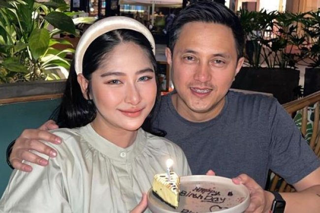 7 Potret Romantis Ricky Soebagdja dan Istri yang Beda Usia 26 Tahun