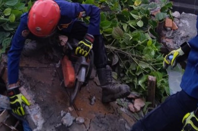Tembok Roboh Timpa Pekerja, Dua Orang Luka dan Satu Meninggal Dunia