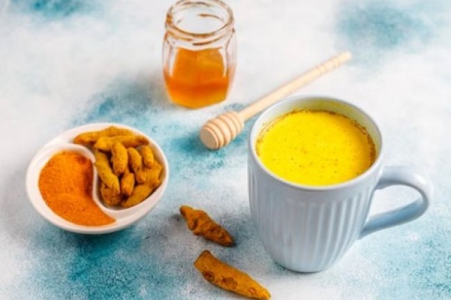 Enam Khasiat Ajaib yang Bisa Kamu Rasakan dari Kunyit dan Madu