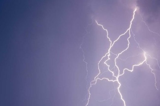 Tengah Berteduh, Tiga Warga Lombok Tersambar Petir