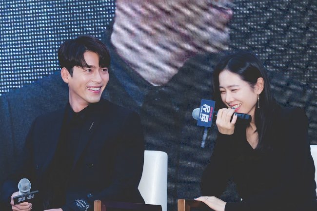 Potret Diduga Hyun Bin Gendong Putranya Viral Usai Rumor Diceraikan Son Ye Jin