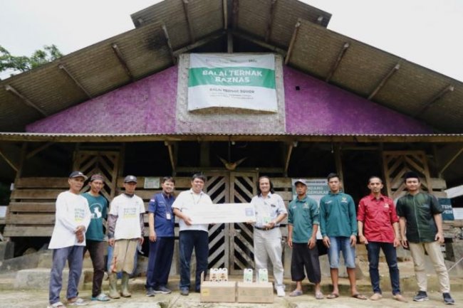 PT Sterilyn Halal Internasional Salurkan Bantuan Desinfektan ke Balai Ternak Baznas