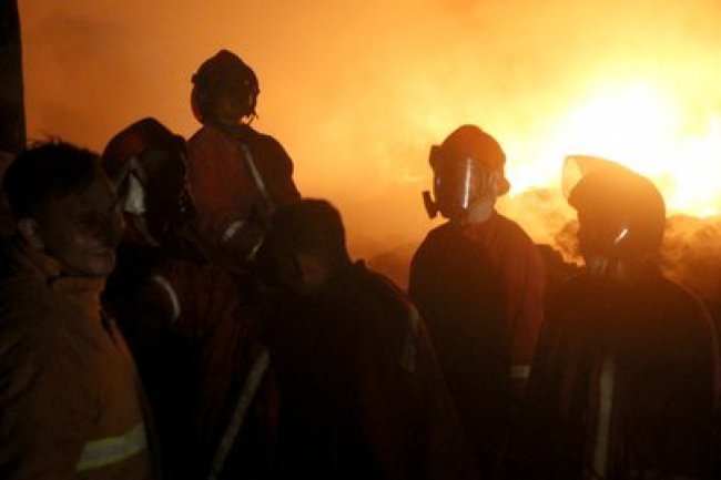 Gudang BBM dan Ban Bekas di Jambi Terbakar Hebat