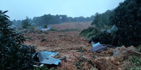 Kerahkan Pasukan, Polri Bantu Korban Longsor Timbun Kampung di Natuna Kepri