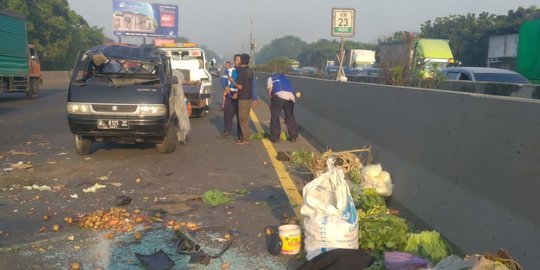 Pikap Terguling di Tol Jakarta-Tangerang, Sayur Mayur Berserakan