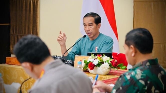 Jokowi Gelar Ratas Malam-malam di Papua, Beri Arahan Ini ke TNI-Polri
